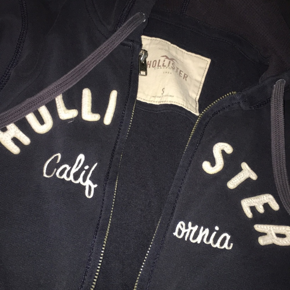 Navy blue hollister jacket. Only worn once.